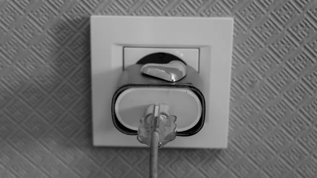 Stekker in een wandcontactdoos, een thuisbatterij zonder zonnepanelen laadt uit het net